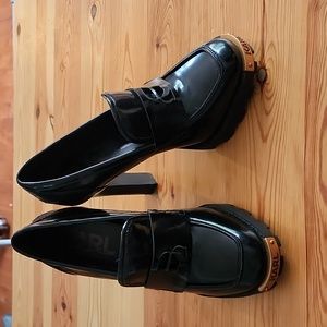 NWT Karl Lagerfeld Paris Black w Gold "Karl" High Heel Shoes. Size 6.5